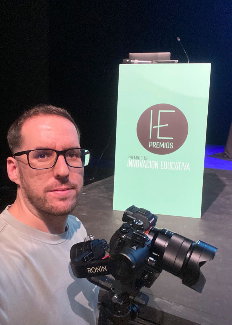 Vídeo profesional para eventos en Málaga: Dani grabando una gala de premios